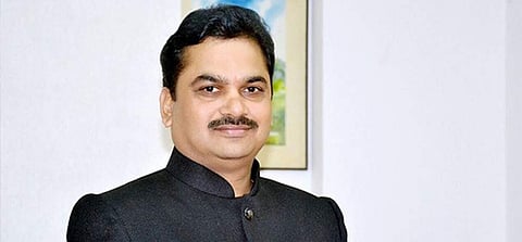 മഹാരാഷ്ട്രാ മന്ത്രി റോഡരികില് മൂത്രമൊഴിച്ചു; അസുഖം മൂലമെന്ന് വിശദീകരണം