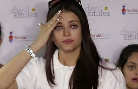 മാധ്യമങ്ങള്ക്കു മുന്പില് അനിയന്ത്രിതമായി പൊട്ടിക്കരഞ്ഞ് ഐശ്വര്യ റായ്