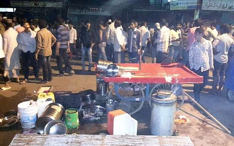 മുംബൈ നഗരത്തെ യുദ്ധഭൂമിയാക്കി മറാത്തി- ഹിന്ദി യുദ്ധം; ഭാഷയുടെ പേരില് വഴിവാണിഭക്കാരും എംഎന്എസ് പ്രവര്ത്തകരും ഏറ്റുമുട്ടി