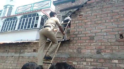 അടച്ചിട്ട മുറിയില് അഞ്ചുവര്ഷം: ഭര്ത്താവിന്റെ തടവില് നിന്നും ഭാര്യയെയും മകളെയും മോചിപ്പിച്ചു