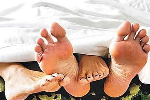 ക്ഷേത്രോല്സവത്തിനിടെ റഷ്യന് കാമുകിയും പൂജാരിയും അസ്വാഭാവിക നിലയില്; പൂജാരിയെ കൈയേറ്റം ചെയ്ത് നാട്ടുകാര്