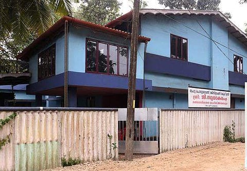 മാതൃക കാട്ടി മന്ത്രി ; നാടിന് വഴിയൊരുക്കാന് മന്ത്രിയും കുടുംബവും വീടൊഴിഞ്ഞു