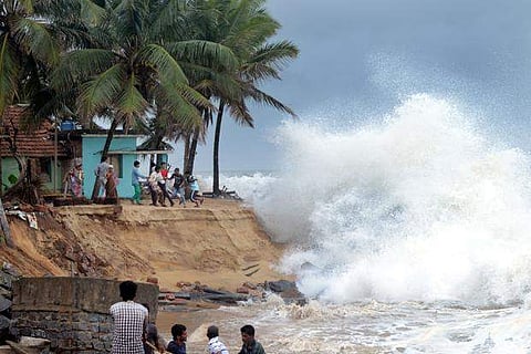 ഓഖി ചുഴലിക്കാറ്റ് കേരള തീരം വിട്ടു; പുന്തുറയില് കാണാതായ മത്സ്യതൊഴിലാളികളുടെ ബന്ധുക്കള് പ്രതിഷേധത്തില്