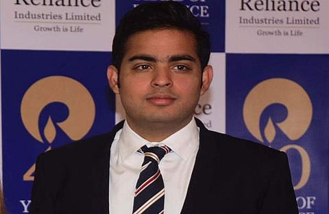 ആകാശ് അംബാനിയുടെ വിവാഹക്ഷണക്കത്തിന്റെ വില ഒന്നര ലക്ഷം രൂപയെന്ന് സോഷ്യല് മീഡിയ; വാര്ത്ത തെറ്റെന്ന് റിലയന്സ്