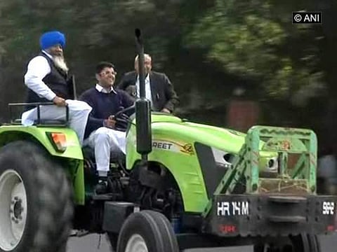 ശീതകാല സമ്മേളനത്തില് പങ്കെടുക്കാന് എംപി എത്തിയത് ട്രാക്ടറില് ( വീഡിയോ)