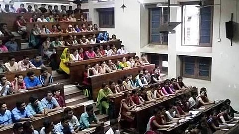 ആണ്കുട്ടികളും പെണ്കുട്ടികളും ഒരുമിച്ച് ഇരുന്നാല് ഏകാഗ്രത നഷ്ടപ്പെടുമെന്ന് മെഡിക്കല് കോളേജ് അധ്യാപകര്; ശൈലജ ടീച്ചര് റിപ്പോര്ട്ട് തേടി