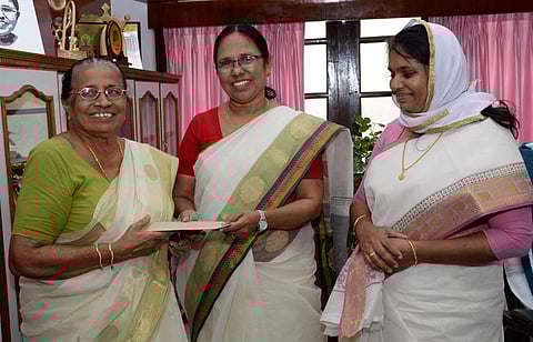 ക്രിസ്തുമസ് ആഘോഷിക്കാന് മക്കള് നല്കിയ അരലക്ഷം രൂപ ഓഖി ദുരിതബാധിതര്ക്ക് നല്കി മാതൃകകാട്ടി ഷീലാമ്മ