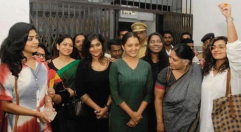 ഞങ്ങളുടെ സുഹൃത്ത് ഇരയല്ല, സമൂഹത്തിന് മാതൃകമായ ധീര യുവതി; ദീലിപിനെ പുറത്താക്കിയത് മുഖം രക്ഷിക്കല് നടപടി;ജനപ്രതിനിധികള് അമ്മയില് തുടരുന്നത് നിലപാട് ശരിവെക്കുന്നതിന് തുല്യം; പിന്തുണയുമായി ചലചിത്ര കൂട്ടായ്മ