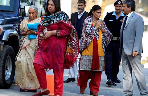 'ആ ഷൂവില് എന്തോ ഉണ്ട് ' ;  കുല്ഭൂഷന്റെ ഭാര്യയുടെ പാദരക്ഷ ഊരിമാറ്റിയതില് വിശദീകരണവുമായി പാകിസ്ഥാന്