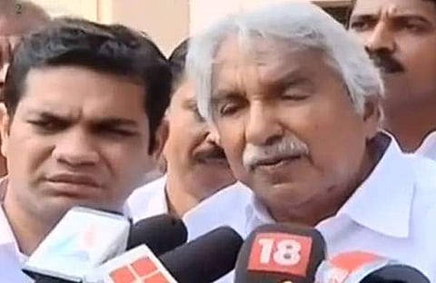 ചെല്ലാനത്ത് കോണ്ഗ്രസ് നേതാക്കളെ തടഞ്ഞു; ഉമ്മന് ചാണ്ടിക്കു സമരപ്പന്തലിലേക്കു പ്രവേശനം