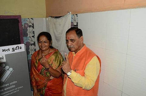 വോട്ടിങ് മെഷീനെ ബ്ലൂ ട്യൂത്തുമായി ബന്ധിപ്പിച്ചിട്ടുണ്ടെന്ന് കോണ്ഗ്രസ്; തെരഞ്ഞെടുപ്പ് കമ്മീഷന് പരാതി നല്കി