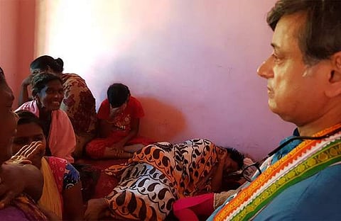 അഴുകിയ മൃതദേഹമെടുക്കാന് നാവിക സേനയ്ക്കു മടി; ശശി തരൂരിന്റെ ട്വീറ്റ് വിവാദത്തില്