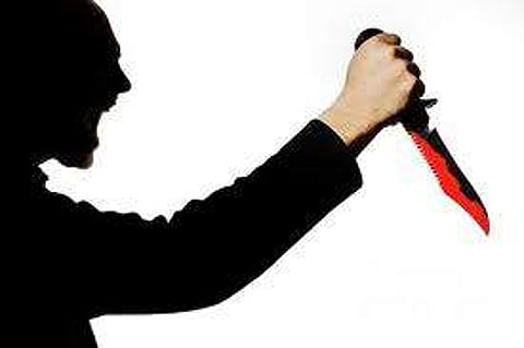 അവിഹിതബന്ധമെന്ന് സംശയം; ഭാര്യയുടെ അറുത്ത തലയുമായി യുവാവ് പൊലീസ് സ്റ്റേഷനില്