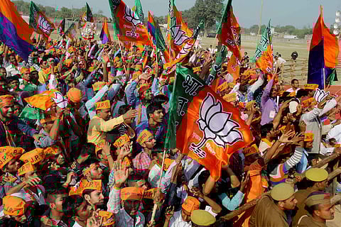 മുംബൈയില് ശിവസേനയും ബിജെപിയും ഒപ്പത്തിനൊപ്പം തനിച്ച് ഭരിക്കാനുള്ള ഭൂരിപക്ഷം ആര്ക്കുമില്ല