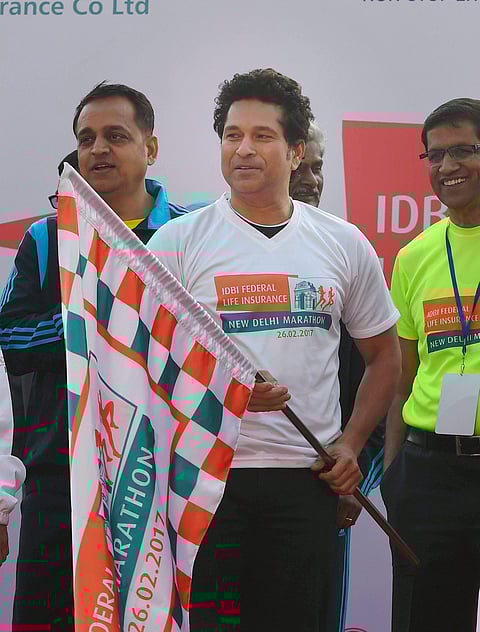 ന്യൂഡല്ഹി മാരത്തണിന് ജവഹര്ലാല് നെഹ്റു സ്റ്റേഡിയത്തില് സച്ചിന് ടെണ്ടുല്ക്കര് ഫ്ളാഗോഫ് ചെയ്യുന്നു