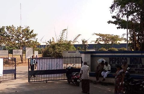 കുടിവെള്ളത്തിനു ടാങ്കറും കാത്ത് ജനങ്ങള്; കുപ്പിവെള്ള കമ്പനി ഊറ്റുന്നത് ലക്ഷക്കണക്കിനു ലിറ്റര്