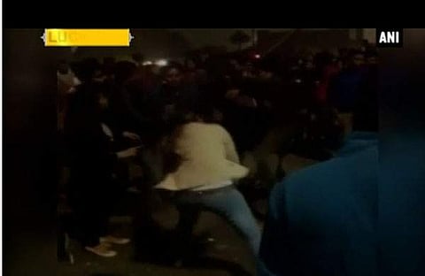 ഈ പെണ്കുട്ടി പൂവാലന്മാരെ കൈകാര്യം ചെയ്തത്എങ്ങനെയെന്നു നോക്കൂ (വിഡിയോ)