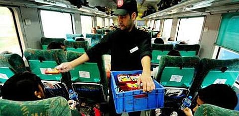 ചായക്ക് 7. ഊണിന് 50-55; വില ഇത്രയൊക്കെയെന്ന് റെയില്വെയുടെ ട്വീറ്റ്