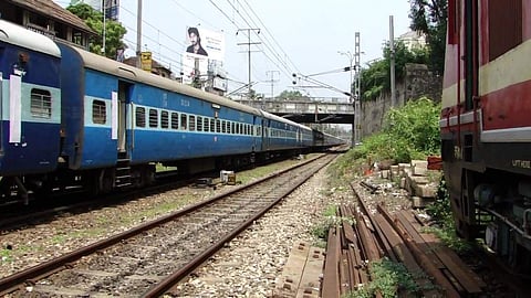 ചെന്നൈ എക്സപ്രസിന്റെ എന്ജിനില് തീ പിടിച്ചു; ലോക്കോപൈലറ്റിന്റെ കൃത്യമായ നീക്കം ദുരന്തം ഒഴിവാക്കി