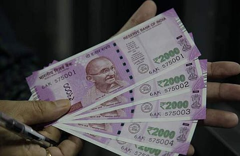 പണമിടപാടുകള്ക്ക് വീണ്ടും കുരുക്കിടാനൊരുങ്ങി സര്ക്കാര്; കറന്സി ഇടപാടു പരിധി രണ്ട് ലക്ഷമാക്കാന്  ഒരുങ്ങി കേന്ദ്ര സര്ക്കാര്