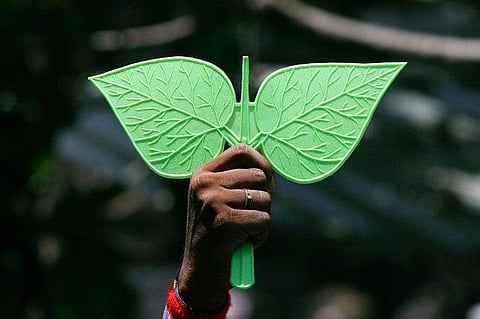 ആര്കെ നഗറില് ആര്ക്കും രണ്ടില വേണ്ട;തെരഞ്ഞെടുപ്പ് കമ്മീഷന്