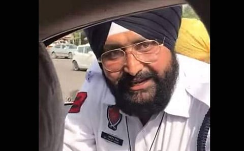 ഇങ്ങനെയാകണം മന്ത്രിയായാല്; കൈക്കൂലി വാങ്ങിയ പൊലീസുകാരെ തെളിവ് സഹിതം പിടികൂടി