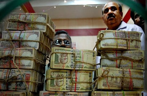 പഴയ നോട്ടുകള് ഡെപ്പോസിറ്റ് ചെയ്യുന്നതിനു എല്ലാവരെയും വിലക്കാനാകില്ല: സുപ്രീം കോടതി