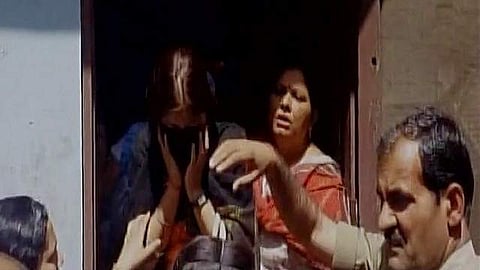 യോഗി ആദിത്യനാഥിന്റെ ഹിന്ദു യുവ വാഹിനിയുടെ സദാചാര ഗുണ്ടായിസം; മുസ്ലീം യുവാവിനേയും യുവതിയേയും പൊലീസിന് കൈമാറി