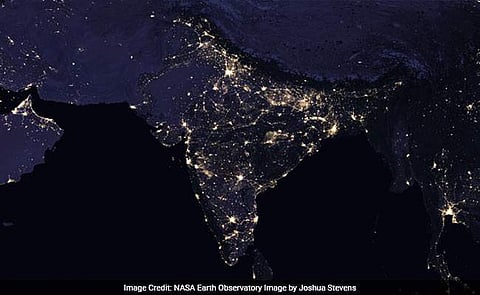 ഇരുട്ടില് തിളങ്ങി നില്കുന്ന ഇന്ത്യ; ഭൂമിയുടെ രാത്രി ദൃശ്യങ്ങള് പുറത്തുവിട്ട് നാസ