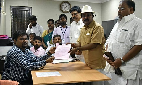 ദിനകരന് ആര്കെ നഗറില് നാമനിര്ദേശ പത്രിക സമര്ക്കുന്നതിന്റെ ഫയല് ചിത്രം