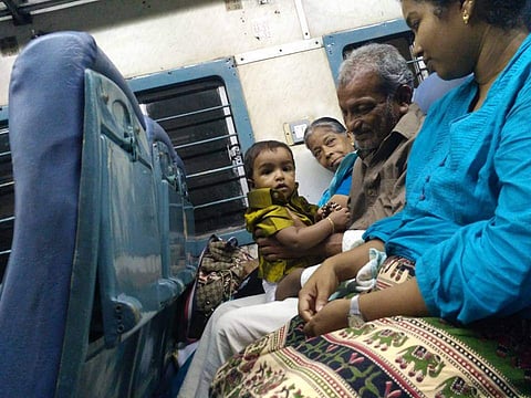 ജസ്റ്റിന് ജോയ് പരോള് ലഭിച്ച് ഭാര്യയോടും മകളോടുമൊപ്പം തിരുവനന്തപുരത്തുനിന്നും ആലപ്പുഴയിലേക്ക് മടങ്ങുന്നു