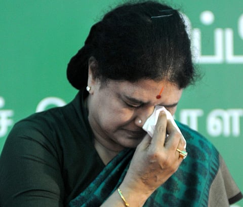 പാര്ട്ടി അണികളുടെ താല്പര്യത്തിനാണ് മുന്ഗണന, എഐഎഡിഎംകെയില് നിന്നും ശശികലയെയും കുടുംബത്തെയും പുറത്താക്കി