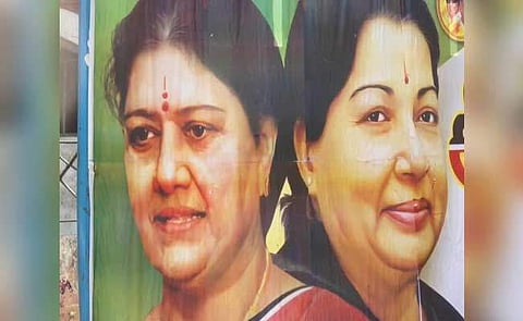 ശശികലയുടെ പോസ്റ്ററുകള് പാര്ട്ടി ആസ്ഥാനത്തു നിന്ന് മാറ്റി