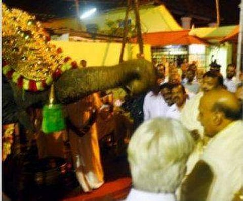 രാജ്നാഥ് സിംഗിനെ ആനയെക്കൊണ്ട് ആശിര്വദിപ്പിക്കുന്നു