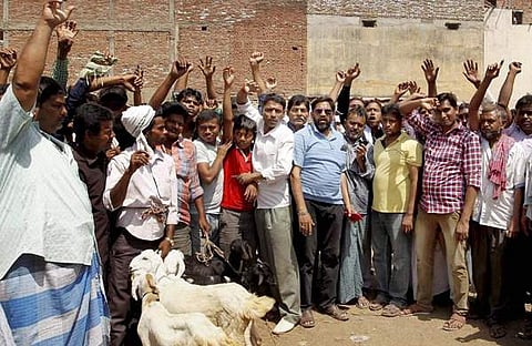 അഹലാബാദിലെ മാംസവ്യാപാരികള് സര്ക്കാര് നടപടിക്കെതിരെ നടത്തിയ സമരത്തില്നിന്ന്