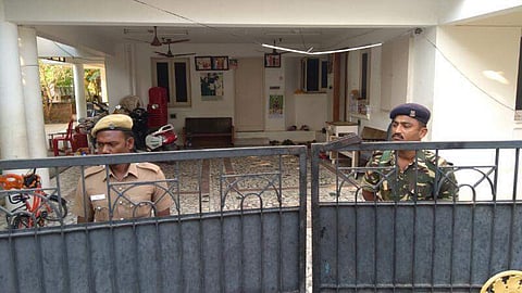 തമിഴ്നാട് ഉപതെരഞ്ഞെടുപ്പ് പണം വിതരണം ചെയ്തെന്നാരോപിച്ച് ആരോഗ്യമന്ത്രിയുടെയും നടന് ശരത്കുമറിന്റെയും വീട്ടില് റെയഡ്