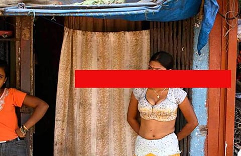 ഇറുകിയ ജമ്പറും കടുംനിറത്തിലുള്ള ഫ്രോക്കും ധരിച്ച് ഇപ്പോള്ഇവിടെ നിന്നാരും വിളിക്കുന്നില്ല