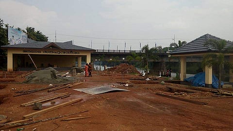 കുടിവെള്ളത്തിന് പരക്കം പായുമ്പോള് ഹരിത എംഎല്എ വക പുഴയോരത്ത് കൂറ്റന് കല്യാണമണ്ഡപം