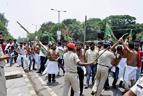 ബിജെപി ഓഫീസിന് മുന്നില് ഷര്ട്ടൂരി പ്രതിഷേധം, നിരവധി പേര്ക്ക് പരുക്ക്