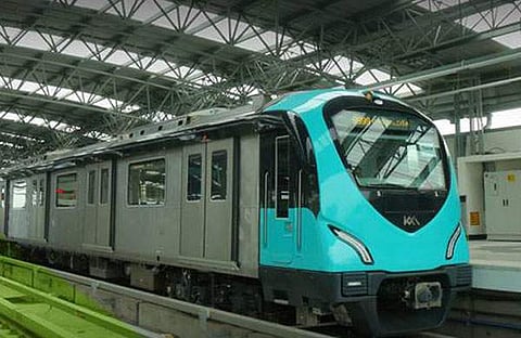 കുട പിടിക്കണം കൊച്ചി മെട്രോയില്; യാത്രക്കിടയില് ചോര്ച്ച -വീഡിയോ