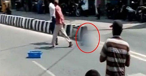 യുവാവിനെ പട്ടാപ്പകല് വെട്ടിനുറുക്കി കൊലപ്പെടുത്തി; ജനം കാഴ്ചക്കാരായി ദൃശ്യങ്ങള് മൊബൈലില് പകര്ത്തി