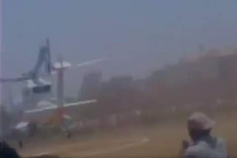 മഹാരാഷ്ട്ര മുഖ്യമന്ത്രി ദേവേന്ദ്ര  ഫഡ്നാവിസ് സഞ്ചരിച്ച ഹെലികോപ്റ്റര് ഇടിച്ചിറക്കി