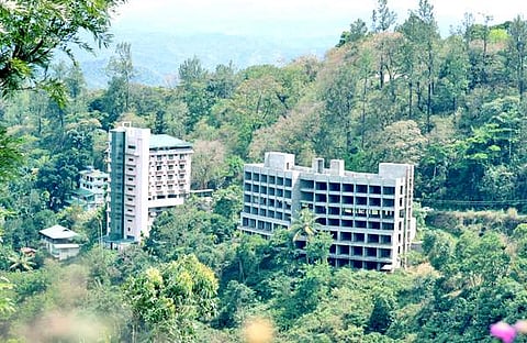 മൂന്നാര് ചിത്തിരപുരത്ത് പണിതുയര്ത്തിയിരിക്കുന്ന എട്ടു നില കെട്ടിടം. ഫോട്ടോ: വിന്സന്റ് പുളിക്കല്