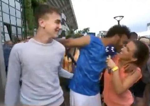 അവതാരകയെ ചുംബിക്കാന് ശ്രമിച്ച ഫ്രഞ്ച് താരത്തിന് ഫ്രഞ്ച് ഓപ്പണില് വിലക്ക്(വീഡിയോ)