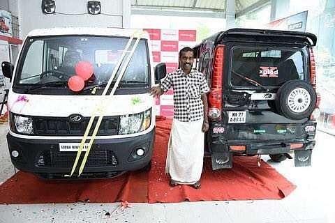 ഓട്ടോ സ്കോര്പ്പിയോ ലുക്കിലാക്കിയ മലയാളിയെ തേടി മഹീന്ദ്രയുടെ പിക്കപ്പെത്തി; മഹീന്ദ്രസ്നേഹത്തിന് ആനന്ദ് മഹീന്ദ്ര നല്കിയ സമ്മാനം