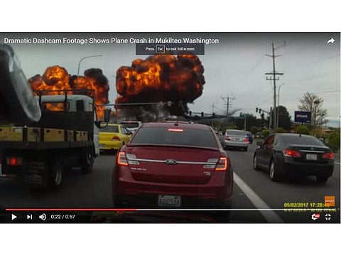 ട്രാഫിക് സിഗ്നലില് പച്ച കത്താന് കാത്തുനിന്നു; പക്ഷെ, കത്തിയത് പച്ചയല്ല, ഒരു വിമാനം. വീഡിയോ കാണാം