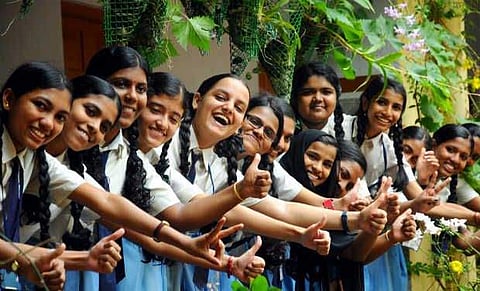 എസ്എസ്എല്സി വിജയം ആഘോഷിക്കാന് ഫ്ലെക്സ്ബോര്ഡുകള് വേണ്ട; സ്കൂളുകള്ക്ക് പൊതു വിദ്യാഭ്യാസ ഡയറക്ടറുടെ നിര്ദേശം