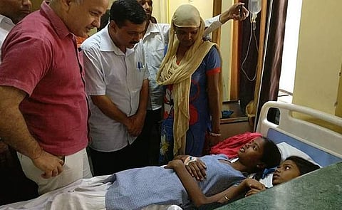 അരവിന്ദ് കെജ്രിവാള് ആശുപത്രിയില് വിദ്യാര്ഥികളെ സന്ദര്ശിക്കുന്നു