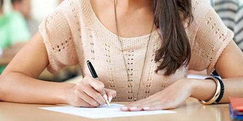 നീറ്റ് പരീക്ഷയ്ക്കെത്തിയ വിദ്യാര്ത്ഥിനിയുടെ അടിവസ്ത്രം അഴിച്ചു പരിശോധന നടത്തിയതായി പരാതി