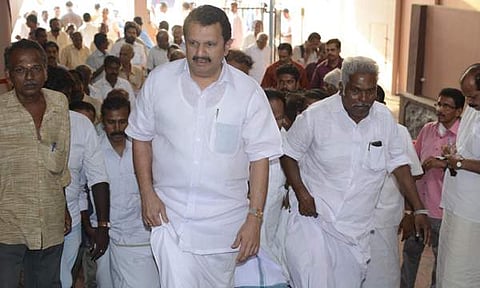 അസീസിനെ പിന്തുണച്ച് മുരളീധരന്; ഉമ്മന് ചാണ്ടി പ്രതിപക്ഷ നേതാവാകാന് യോഗ്യന്